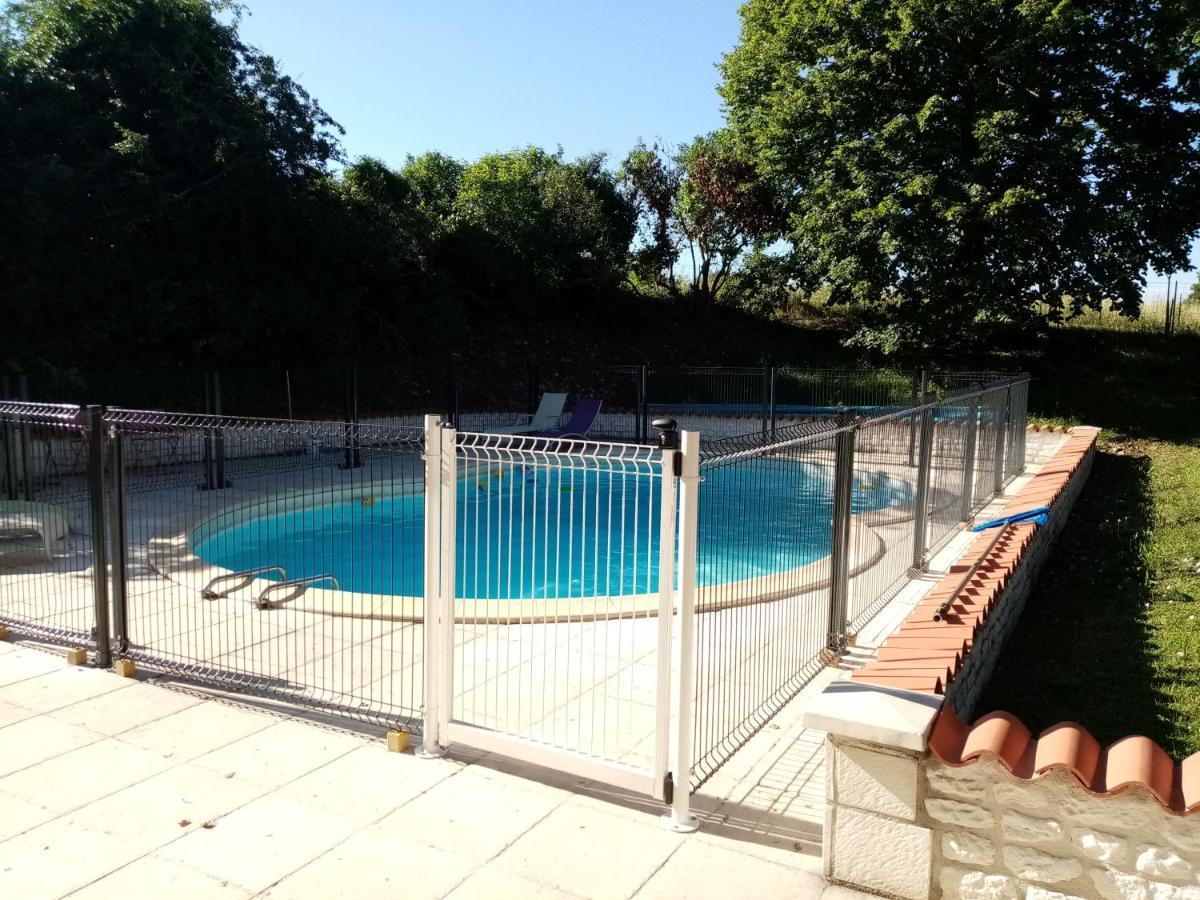 Bed and breakfast les Ormes de Belluire Extérieur photo