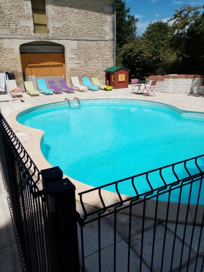 Bed and breakfast les Ormes de Belluire Extérieur photo